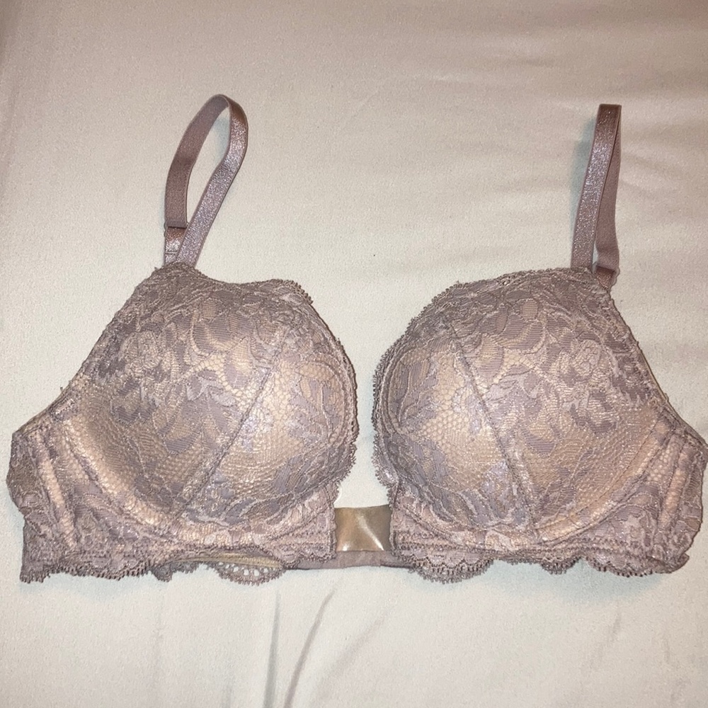 Women’s Victoria’s Secret Very Sexy all over lace Push up plunge bra